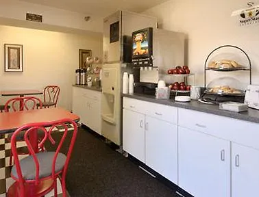 Super 8 By Wyndham Hotel 2*